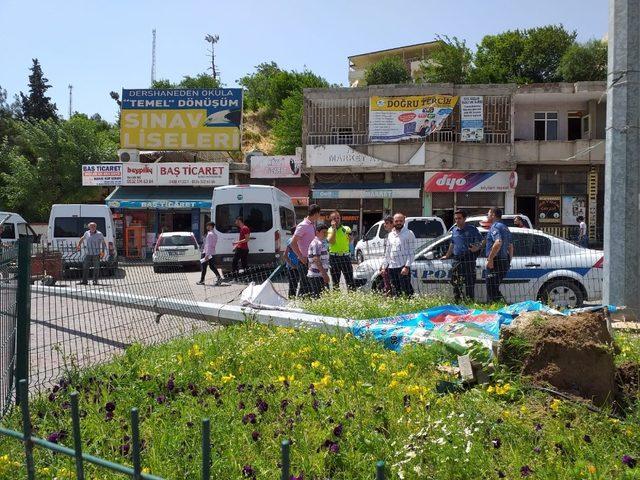 Batman’da şiddetli rüzgar aydınlatma direğini devirdi