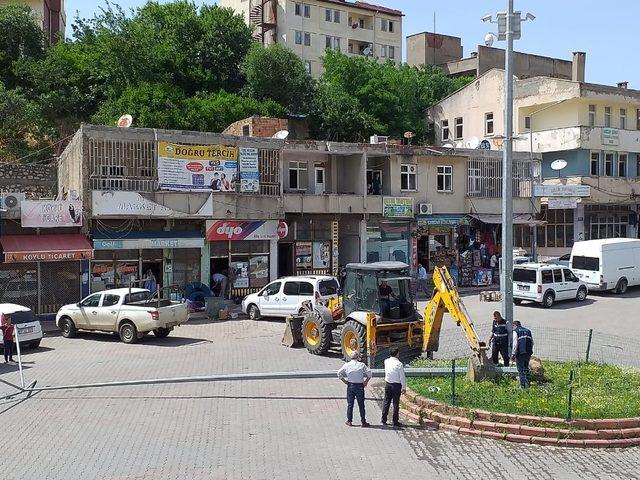 Batman’da şiddetli rüzgar aydınlatma direğini devirdi