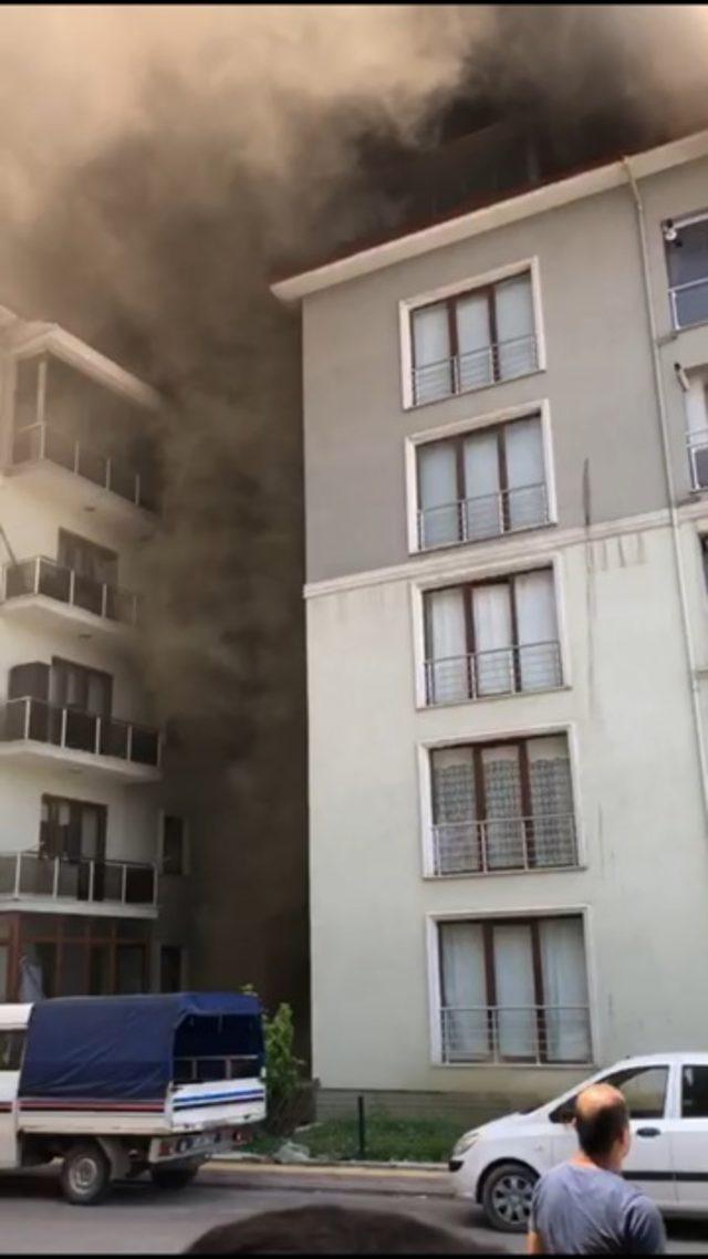 Apartmanda yangın; 9 kişi dumandan etkilendi
