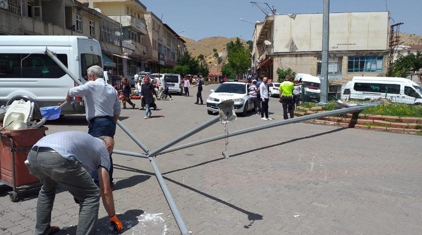 Batman&rsquo;da şiddetli r&uuml;zgar aydınlatma direğini devirdi