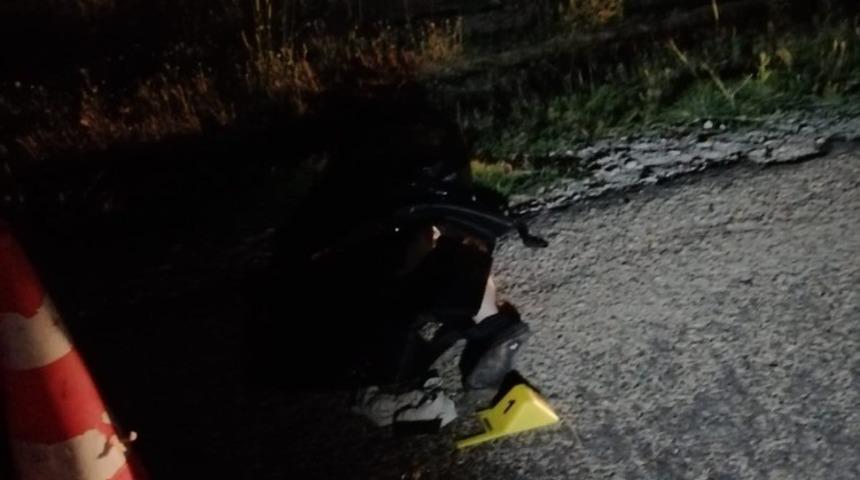 Arabanın &ouml;n&uuml;ne atlayıp hayatına son verdi