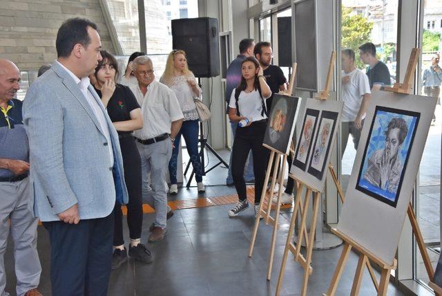 Akhisarlı genç ressam Gülsen Üstündağ ilk kişisel sergisini açtı