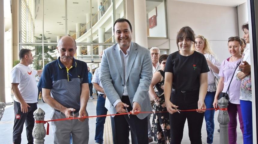 Akhisarlı gen&ccedil; ressam G&uuml;lsen &Uuml;st&uuml;ndağ ilk kişisel sergisini a&ccedil;tı