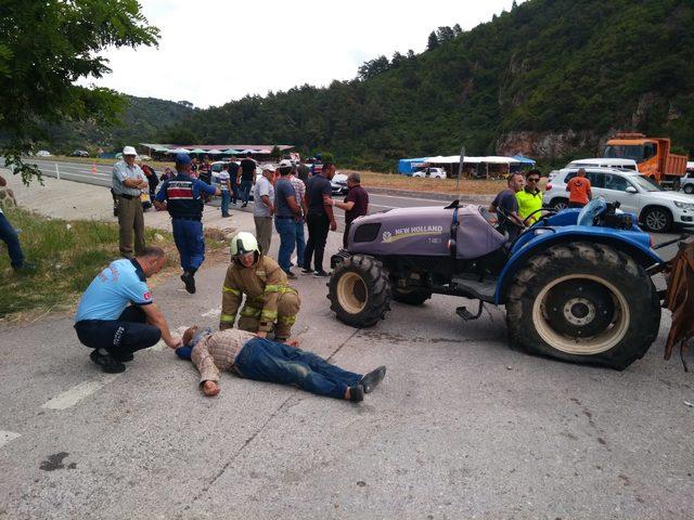 Havran'da otomobil traktöre çarptı: 2'si ağır 4 yaralı