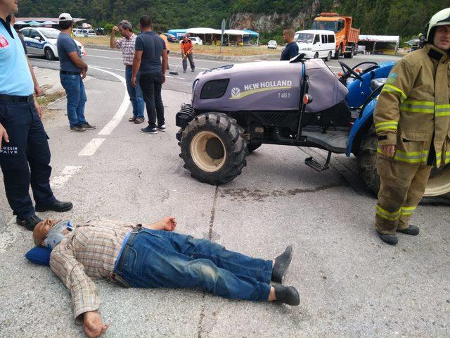 Havran'da otomobil traktöre çarptı: 2'si ağır 4 yaralı