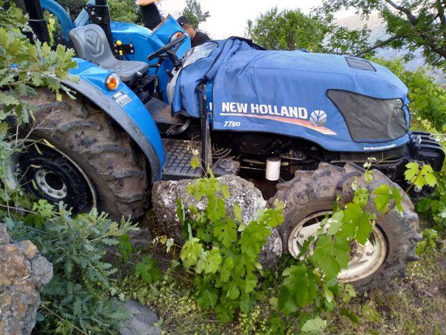 3 kişiye mezar olan traktör, yuvarlandığı yerden çıkarıldı