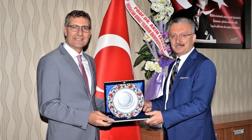 Eğitim Fak&uuml;ltesinde devir teslim t&ouml;reni