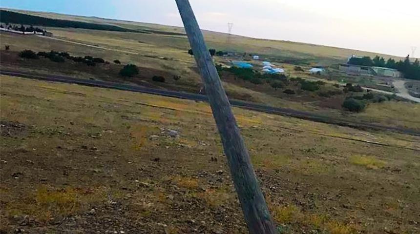 Fırtına elektrik direklerini devirdi