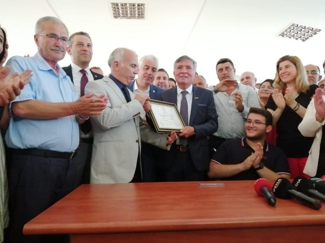 Y&uuml;ksel Kepenek mazbatasını aldı