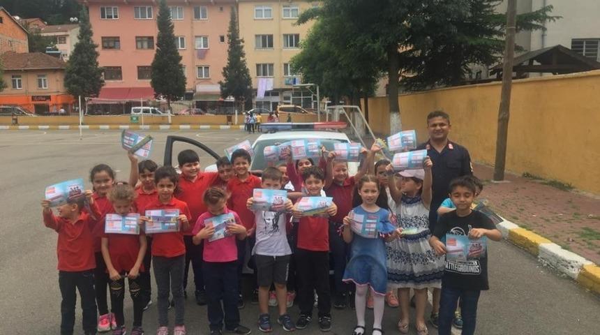 Jandarma’dan öğrencilere “Sürücü Seyahat Karnesi” dağıttı