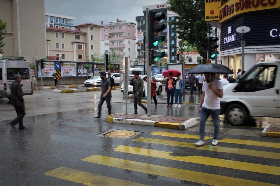 Vanlılar yağmura hazırlıksız yakalandı