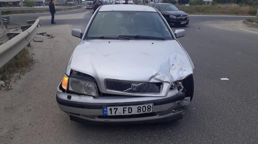 İki otomobil &ccedil;arpıştı; 4 yaralı