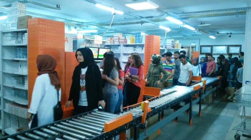 Eczacılık &ouml;ğrencileri ecza depolarını gezdi