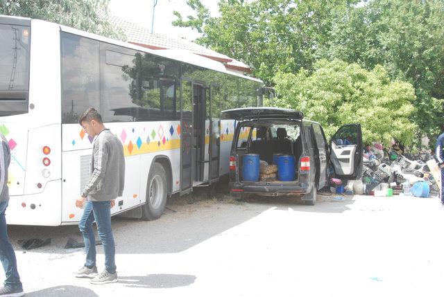 İşçi servisi ile belediye otobüsü çarpıştı: 10 yaralı
