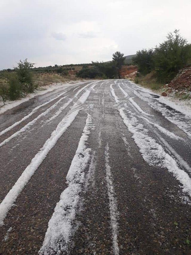 Karacasu’da sağnak yağış ve dolu etkili oldu