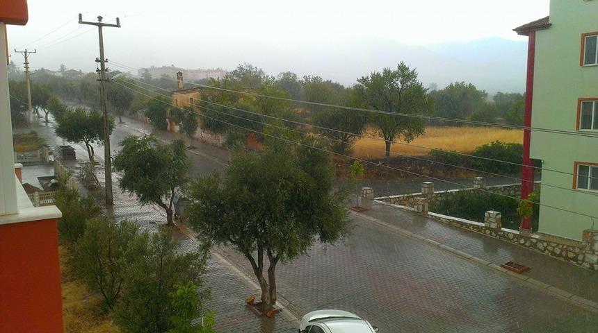 Karacasu’da sağnak yağış ve dolu etkili oldu