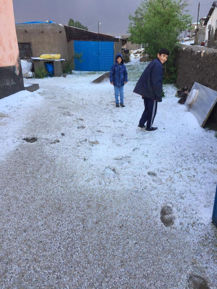 Sivas'ta dolu yağışı kış günlerini aratmadı G2