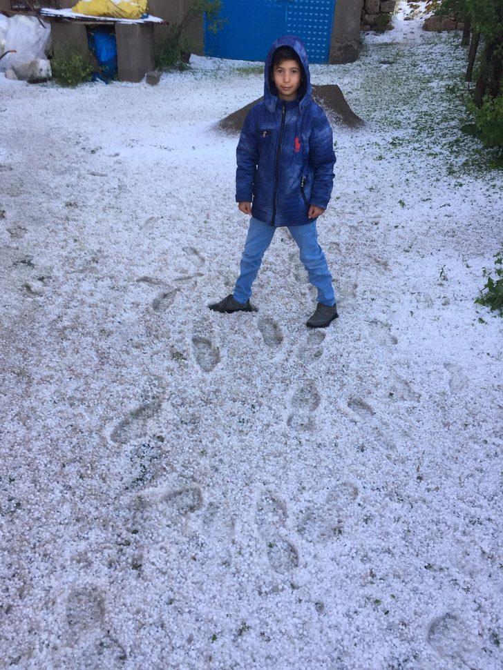 Sivas'ta dolu yağışı kış günlerini aratmadı G3