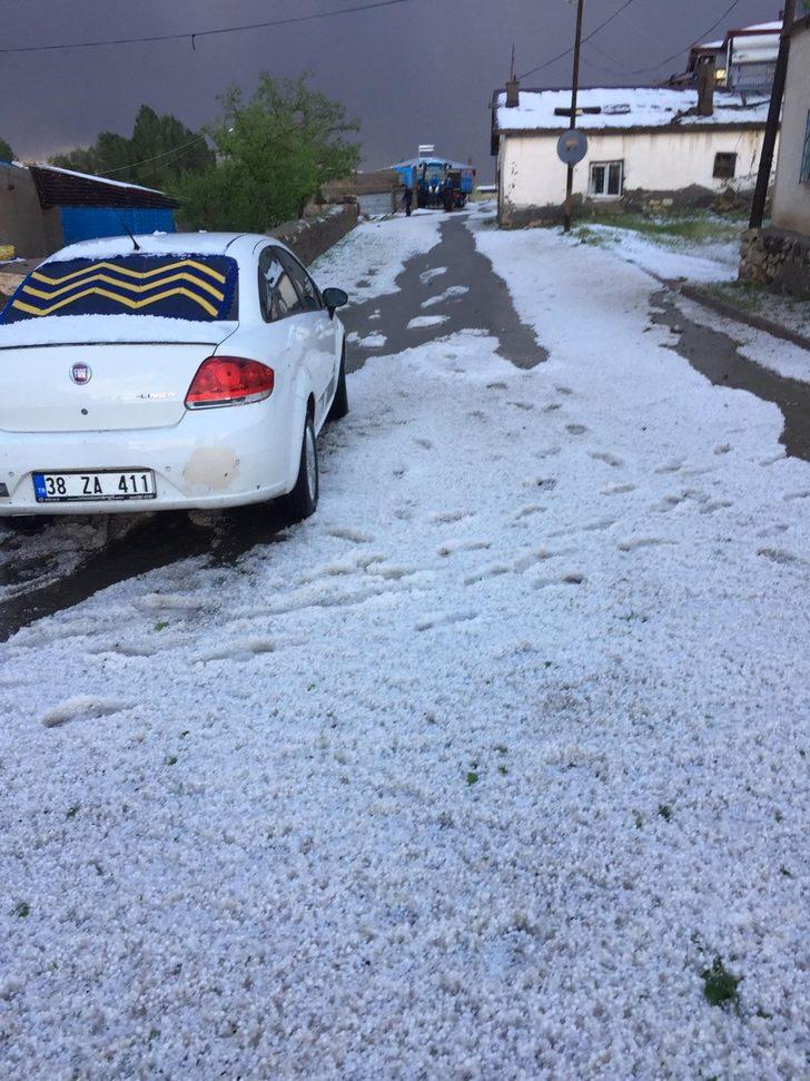 Sivas'ta dolu yağışı kış günlerini aratmadı G4