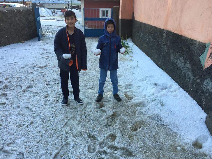 Sivas'ta dolu yağışı kış günlerini aratmadı G5