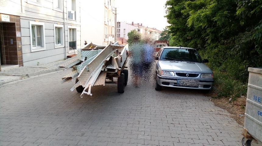 &Ccedil;aldığı demirleri at arabasına y&uuml;kleyip ka&ccedil;arken yakalandı