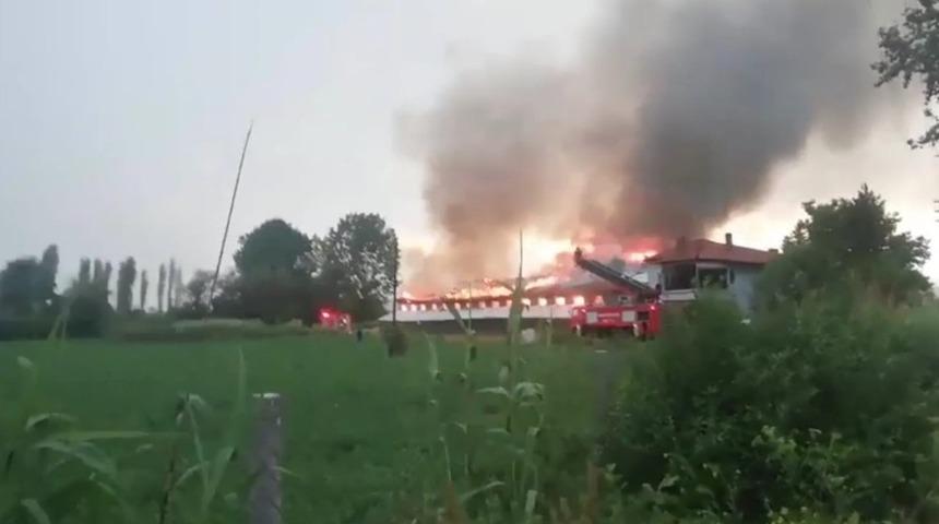 Hindi &uuml;retim &ccedil;iftliğine yıldırım d&uuml;şt&uuml;