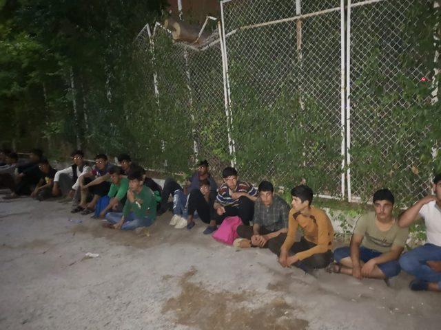 54 kaçak göçmen bir eve kilitlenmiş halde bulundu