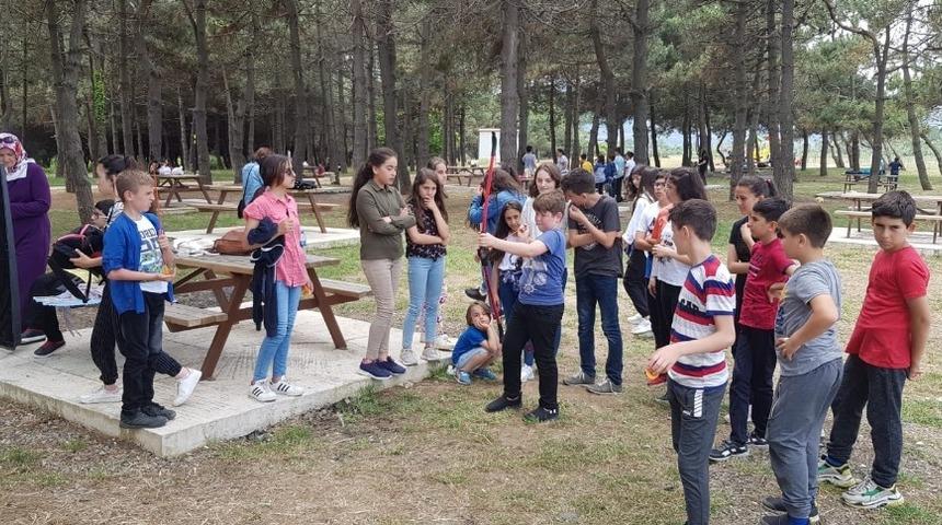 Okulda piknik ve u&ccedil;urtma şenliği