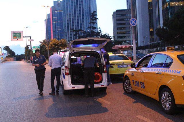 Beşiktaş'ta otomobilden yola düşen cüzdandan paralar saçıldı