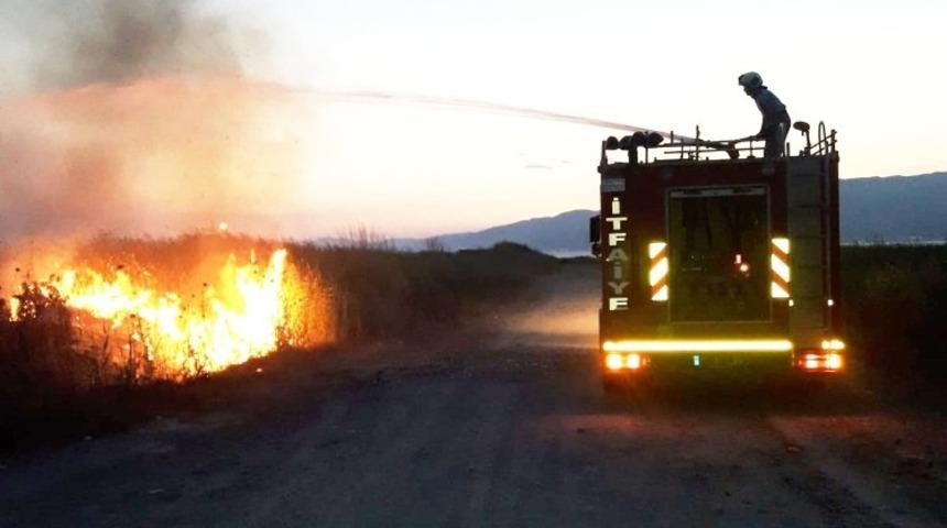 Burhaniye&rsquo;de ot yangınları bitmiyor