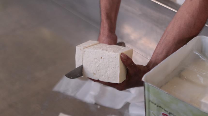 Doğal üretilen bu peynirden alabilmek için bir çok ilden geliyorlar