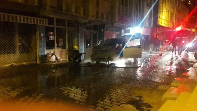 Bursa’da park halindeki araç alev alev yandı
