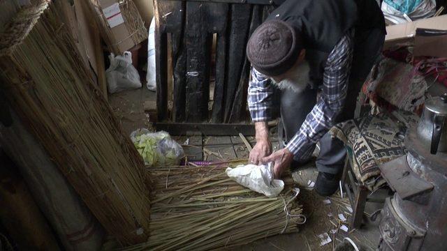 Erzurumlu Mehmet Geyik, Türkiye’de saz yastık imalatı yapan tek kişi kaldı