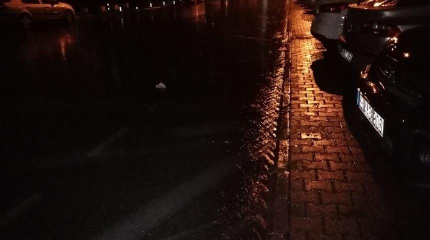 Kayseri&rsquo;de &Ouml;nce Fındık B&uuml;y&uuml;kl&uuml;ğ&uuml;nde Dolu, Sonra da Sağanak Yağmur Yağdı