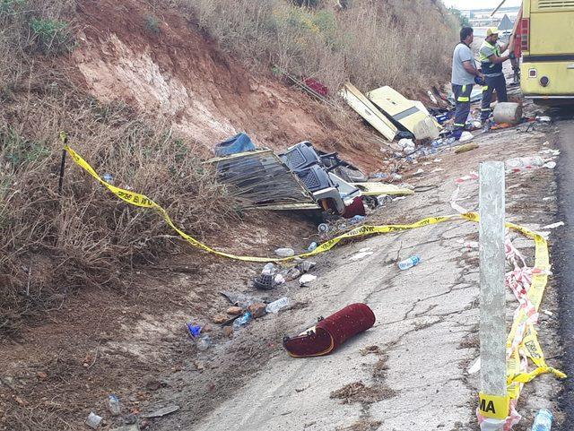 Bandırma'da tur otobüsü ile otomobil çarpıştı: 4 ölü, 35 yaralı