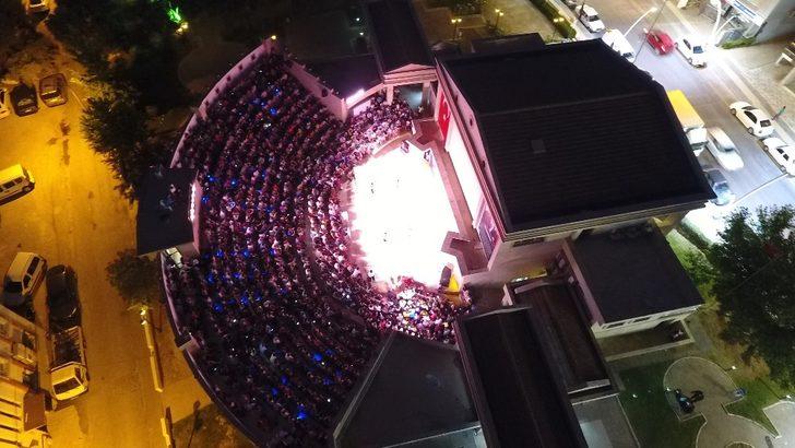 Menderes’te binlerin katılımıyla halk dansları coşkusu G2