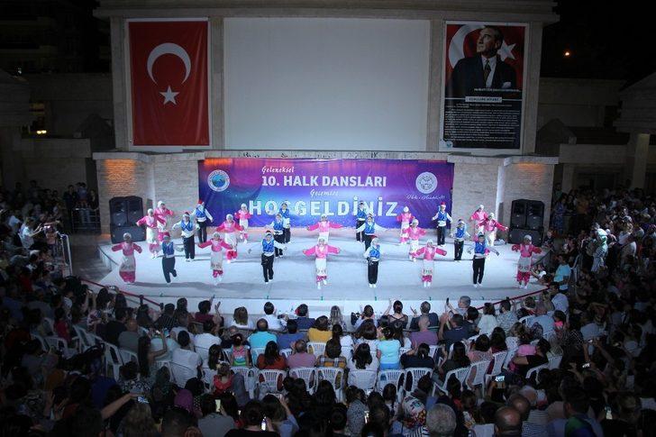Menderes’te binlerin katılımıyla halk dansları coşkusu G3