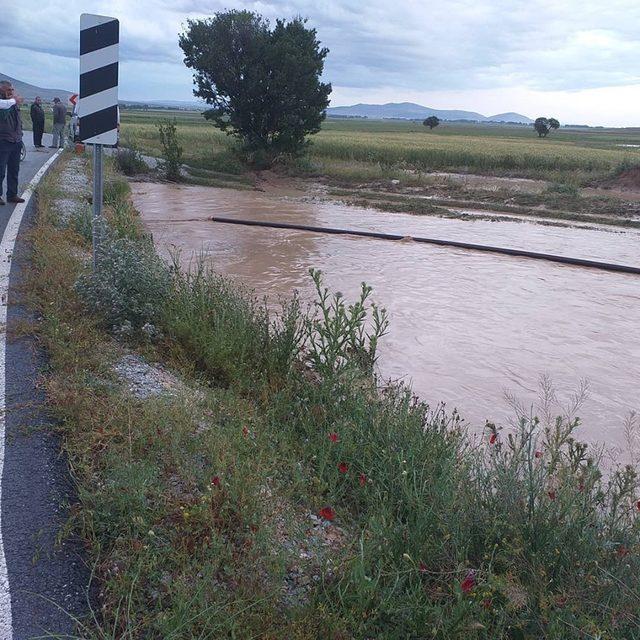 Sel, Altıntaş’ta zarara yol açtı