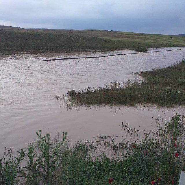 Sel, Altıntaş’ta zarara yol açtı