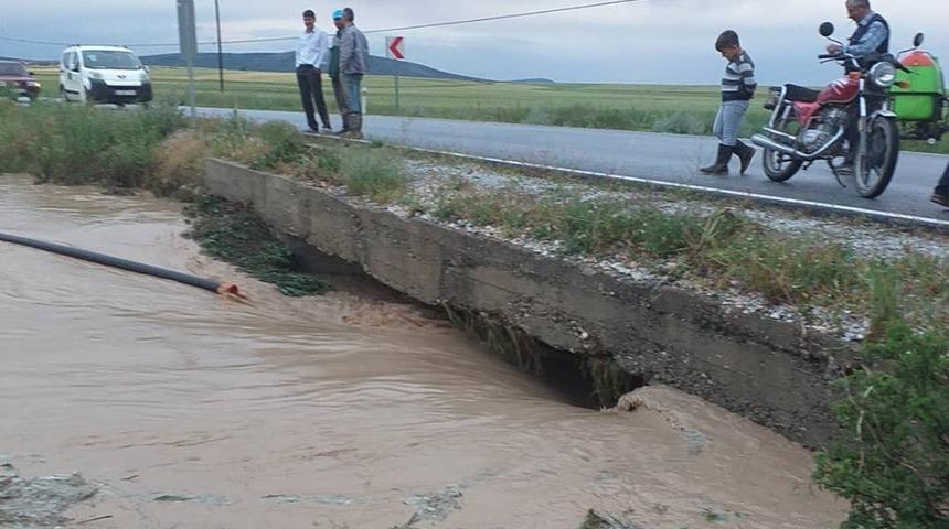 Sel, Altıntaş’ta zarara yol açtı