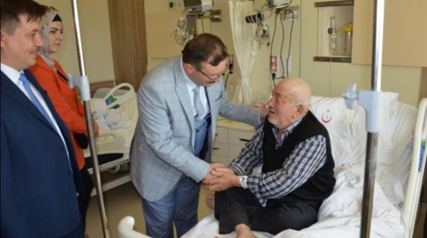 Belediye Başkanı Hüseyin Doğan yaşlı hastaları ziyaret etti