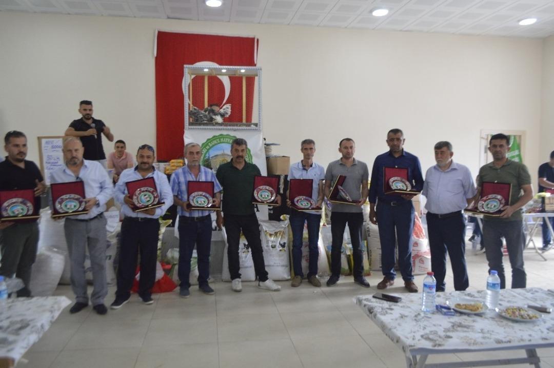 Tavşanlı&rsquo;da s&uuml;s tavukları mezatına ilgi