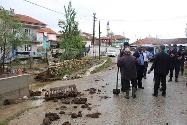 Dumlupınar’da sel ve fırtına