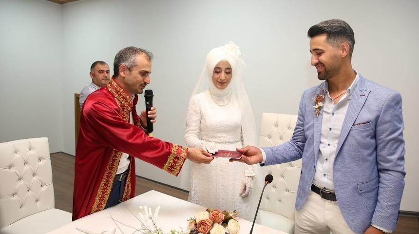 Başkan &Ccedil;ift&ccedil;i, d&uuml;nya evine giren &ccedil;iftin mutluluklarına ortak oldu