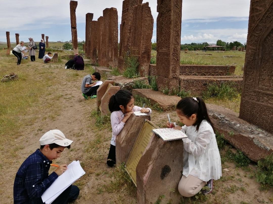 Bitlisli &ouml;ğrenciler tarihi mezarlıkta ders yaptı