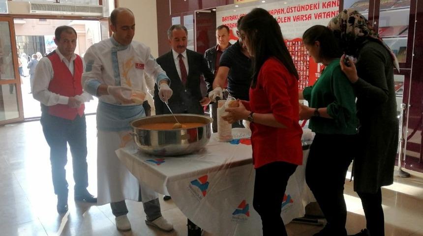 Aİ&Ccedil;&Uuml; K&uuml;t&uuml;phanesinde final sınavlarına hazırlanan &ouml;ğrencilere &ccedil;orba ikram ediliyor