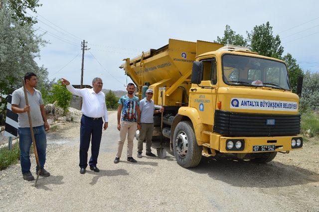 Korkuteli’ndeki deforme yollar yaz sezonuna yeniliyor