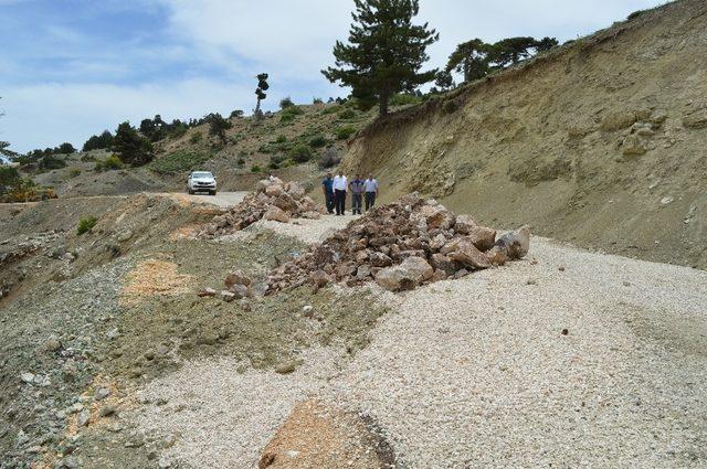 Korkuteli’ndeki deforme yollar yaz sezonuna yeniliyor