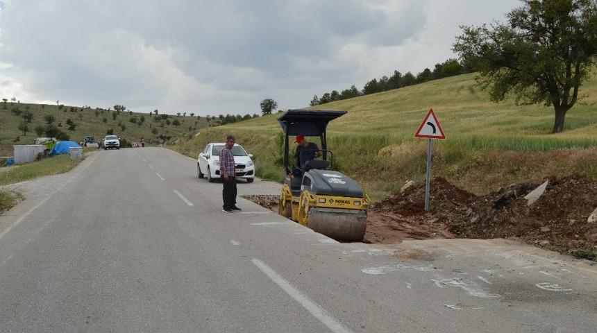Korkuteli’ndeki deforme yollar yaz sezonuna yeniliyor