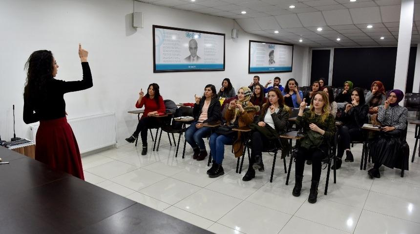 &Ccedil;orum Dil ve Edebiyat Derneği işaret dili kursu a&ccedil;ıyor